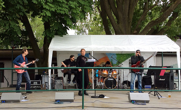 ZORA Rockband bei einem Konzertauftritt in Berlin